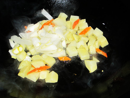 土豆木耳烩麻食步骤9