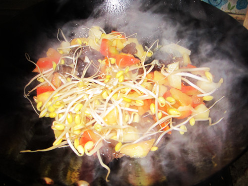 土豆木耳烩麻食步骤12