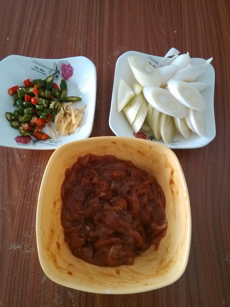 葱爆肉片步骤1