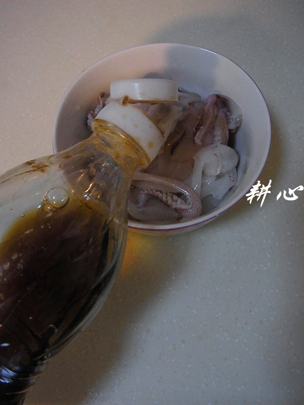 西兰花炒鲜鱿步骤3