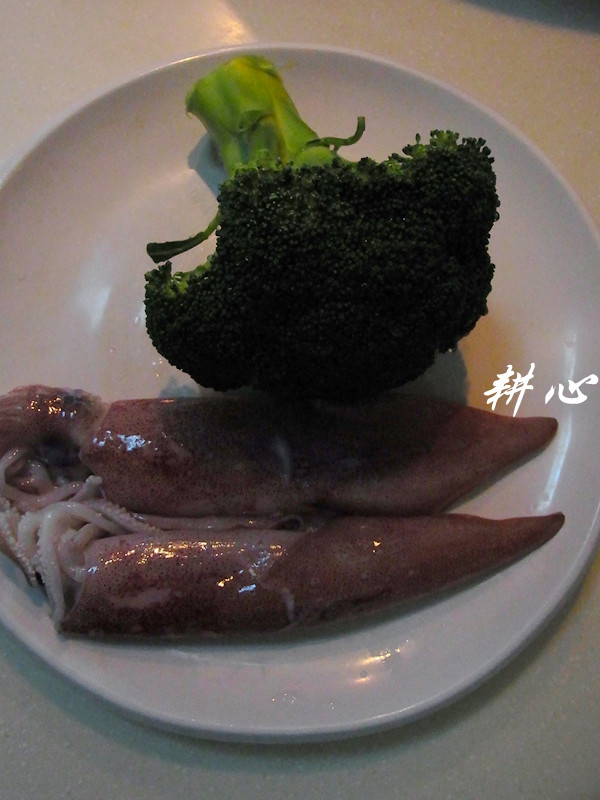 西兰花炒鲜鱿步骤1