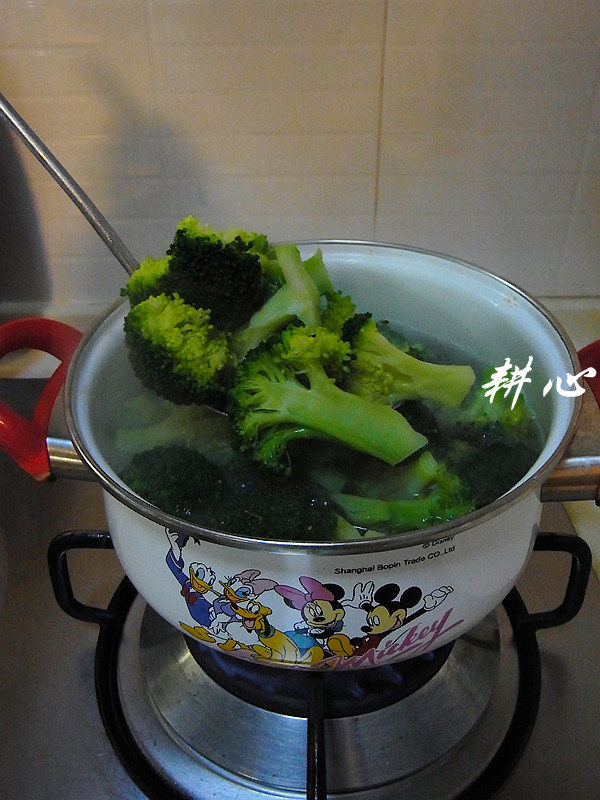 西兰花炒鲜鱿步骤5