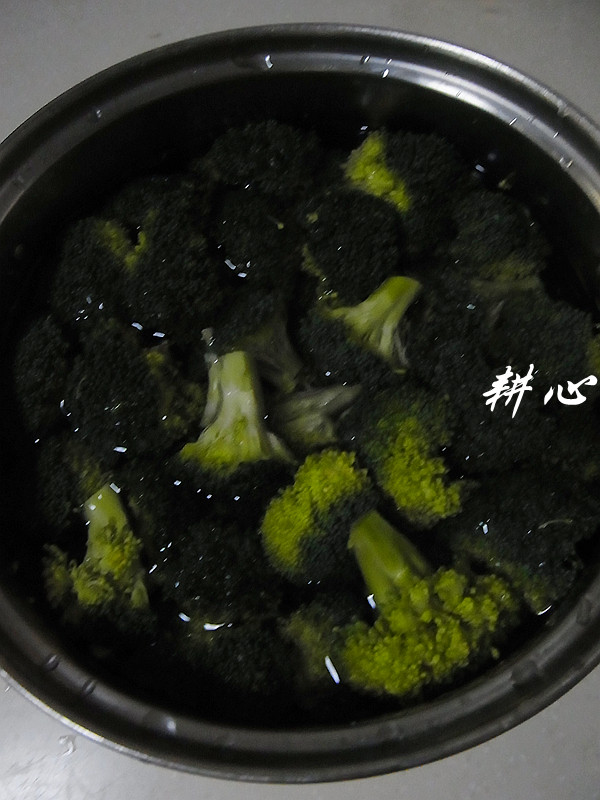 西兰花炒鲜鱿步骤4