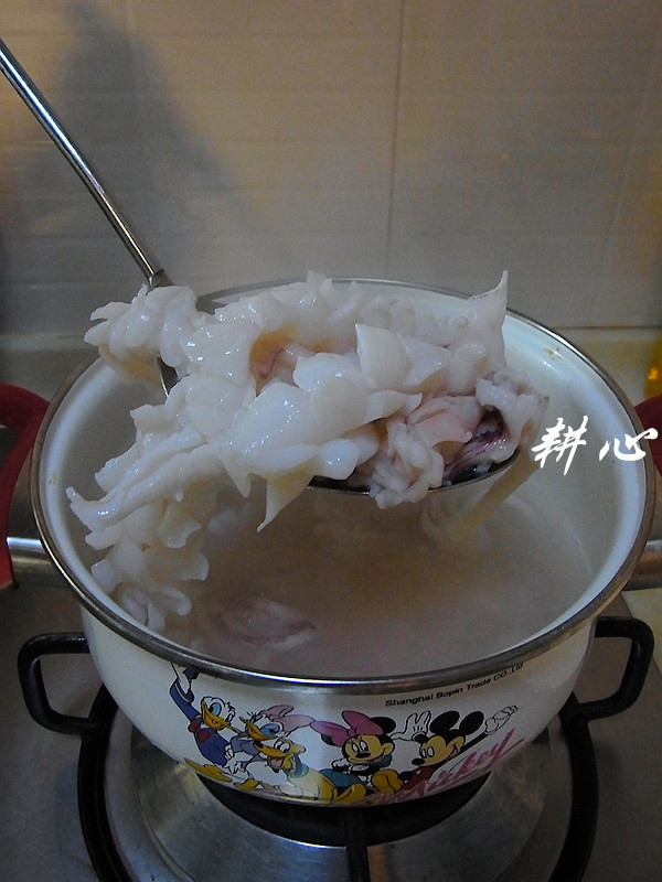 西兰花炒鲜鱿步骤6
