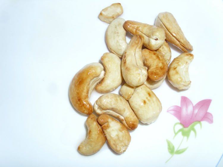 腰果炒西兰花步骤3