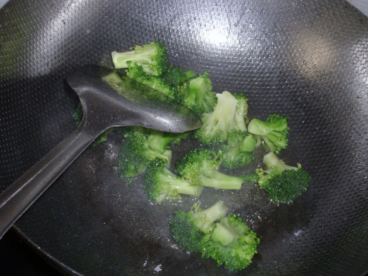 腰果炒西兰花步骤4