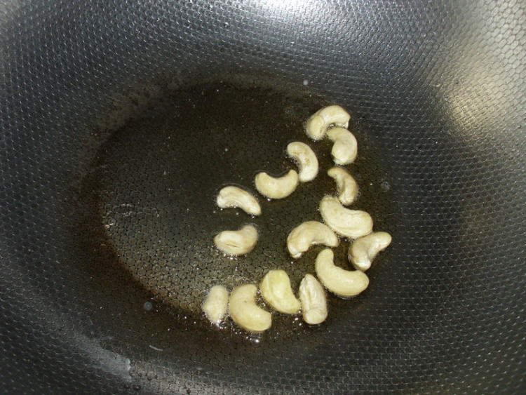 腰果炒西兰花步骤2