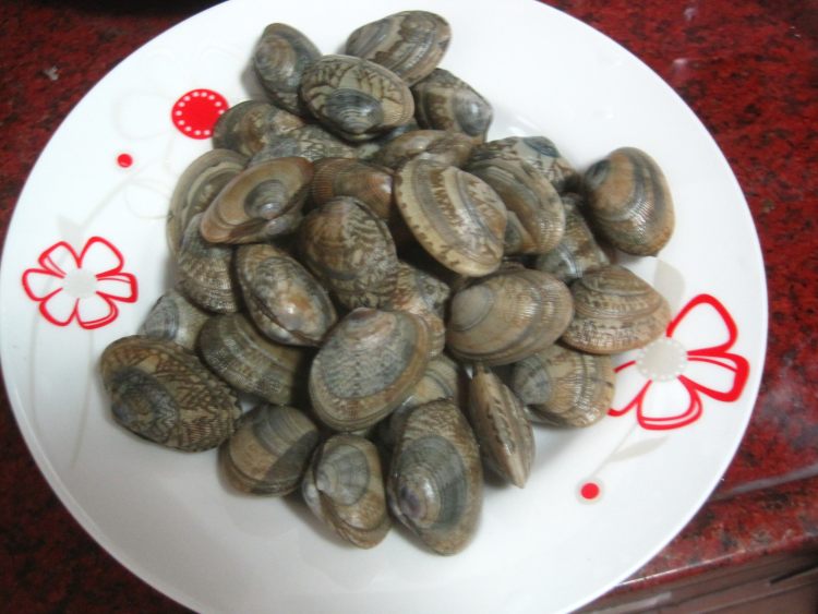 紫苏炒花蛤步骤1