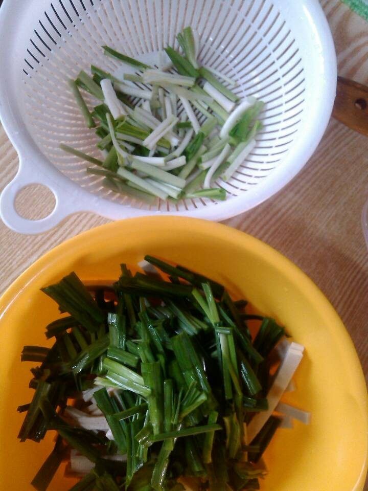 大蒜炒百叶步骤2
