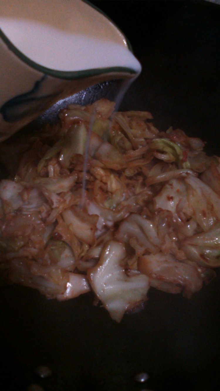 红腐乳炒圆白菜步骤5