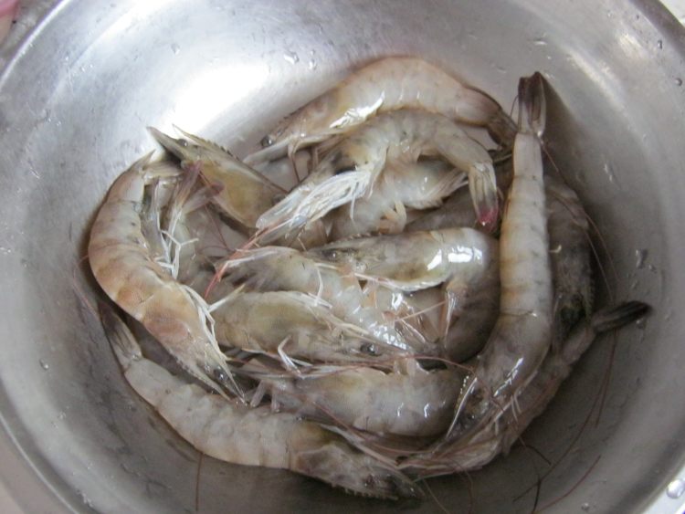 蒜香虾仁炒丝瓜步骤1
