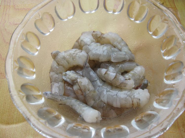 蒜香虾仁炒丝瓜步骤2