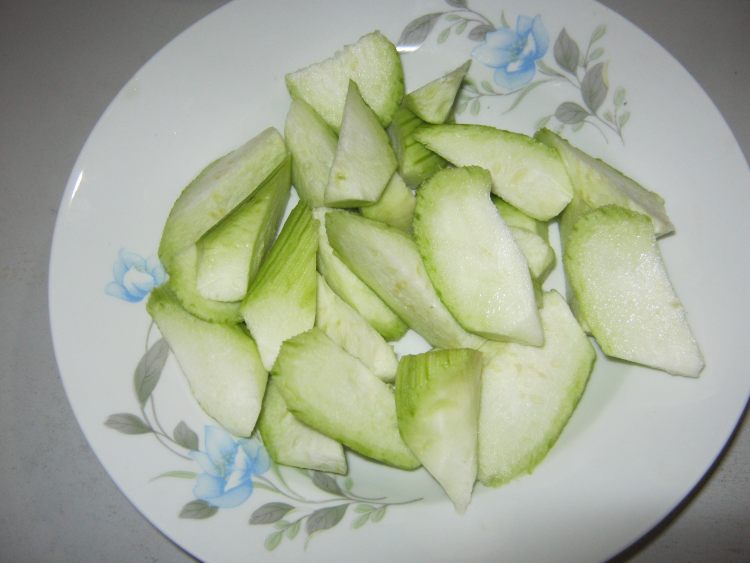 蒜香虾仁炒丝瓜步骤4
