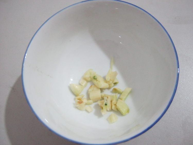 蒜香虾仁炒丝瓜步骤5