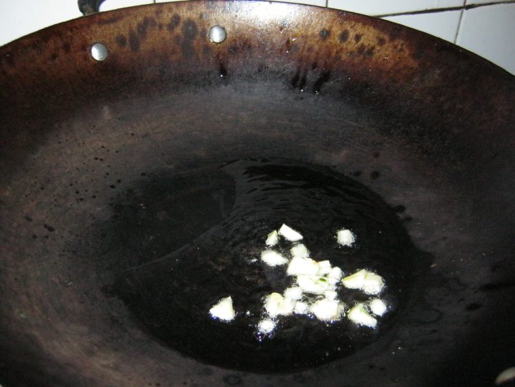 蒜香虾仁炒丝瓜步骤6