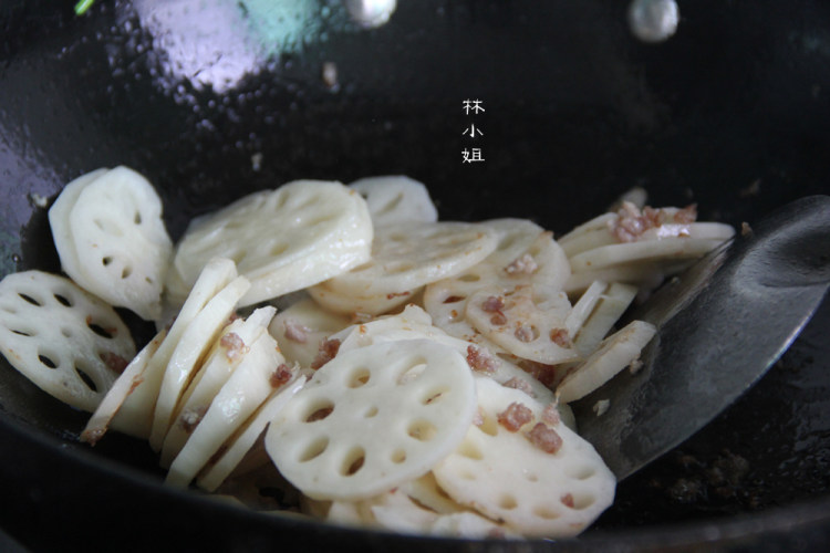 双椒戏藕步骤2
