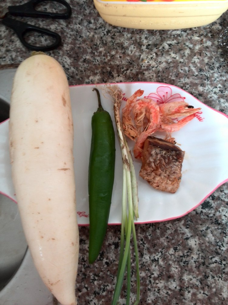 咸鱼虾干炒萝卜丝步骤1