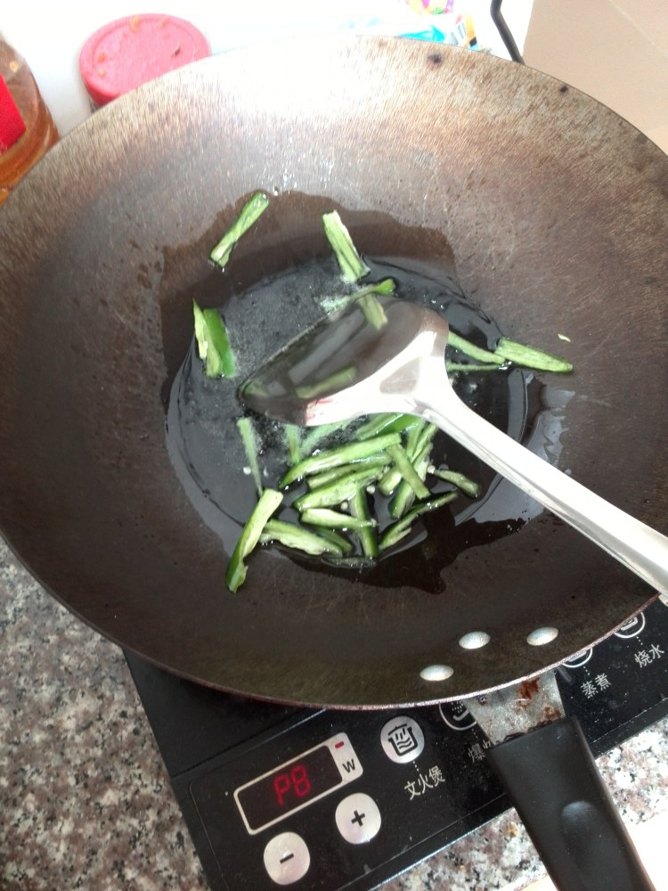 咸鱼虾干炒萝卜丝步骤3