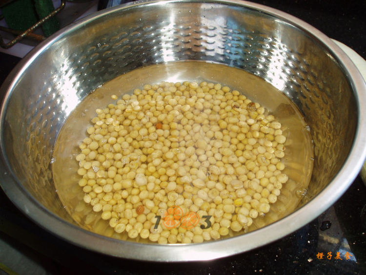 黄豆煲萝卜瘦肉汤步骤1