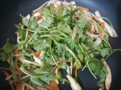 香菜胡萝卜炒杏鲍菇步骤9