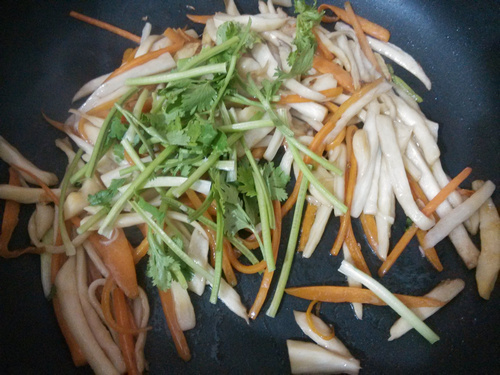 香菜胡萝卜炒杏鲍菇步骤8