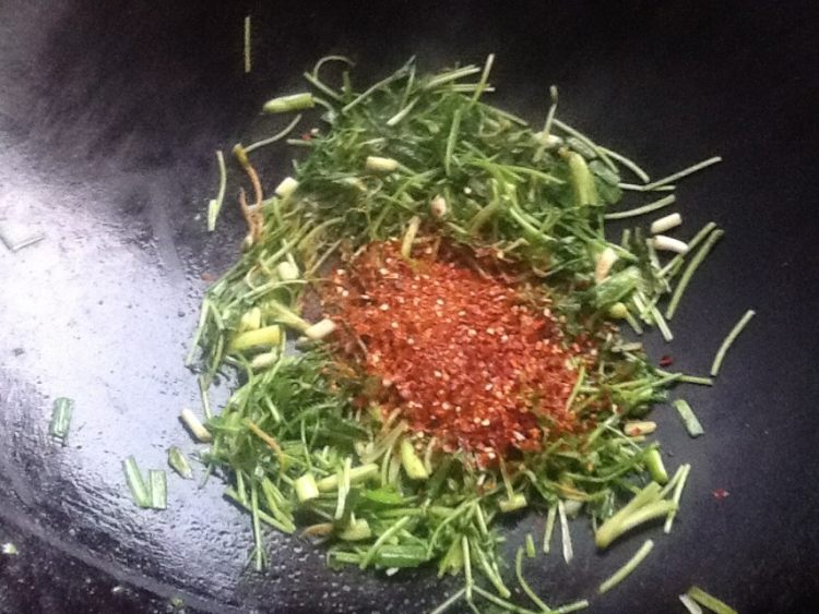 香菜蒜苗炒辣椒步骤6