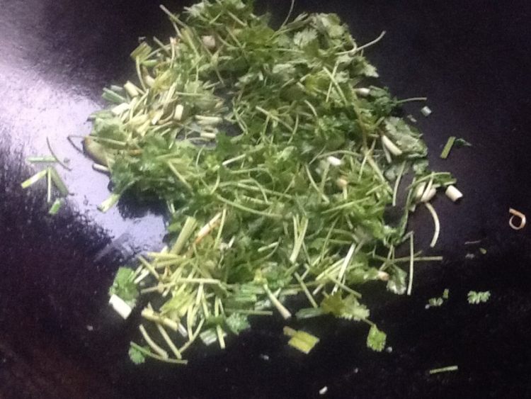 香菜蒜苗炒辣椒步骤5