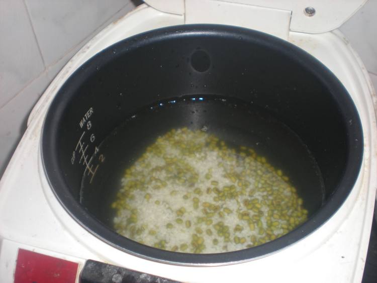 绿豆荔枝粥步骤3