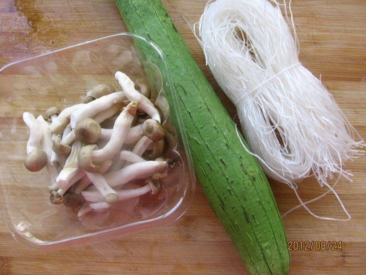 蟹味粉丝蒸丝瓜步骤1
