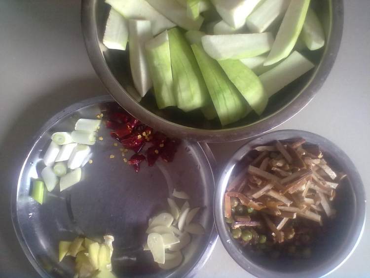豌豆豆干炒丝瓜步骤1