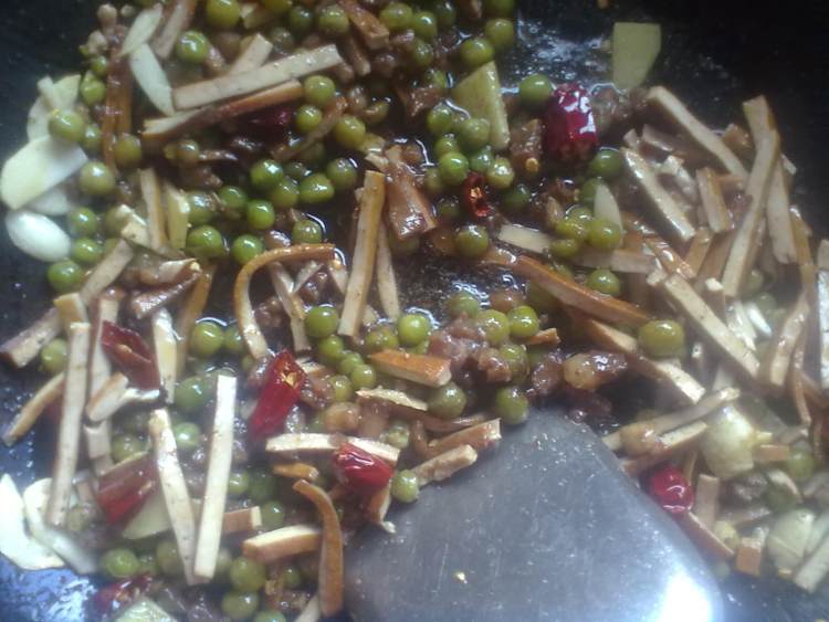 豌豆豆干炒丝瓜步骤4