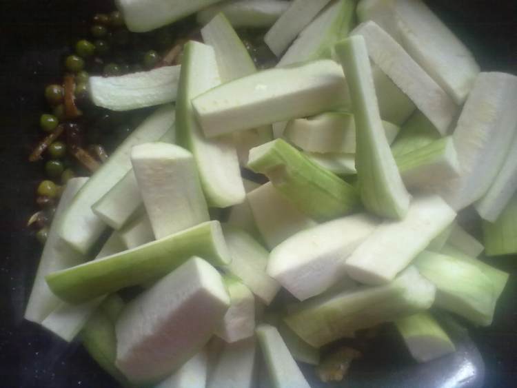 豌豆豆干炒丝瓜步骤5