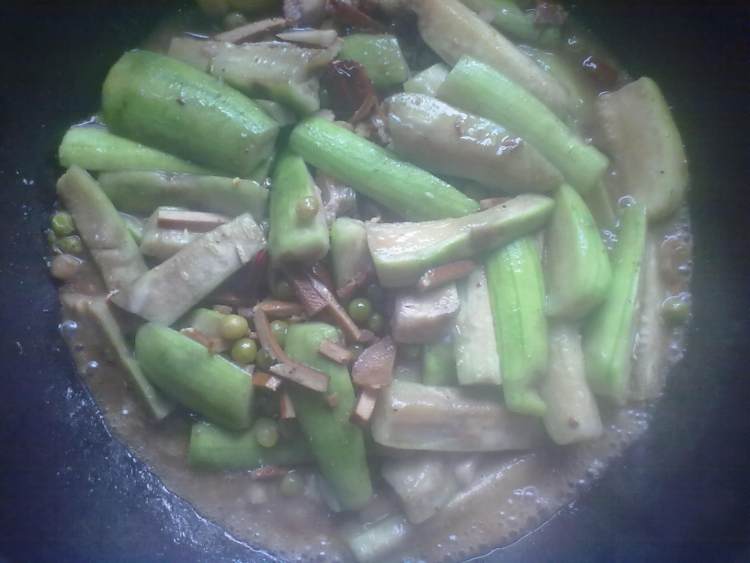 豌豆豆干炒丝瓜步骤6