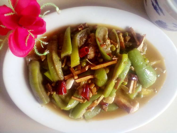 豌豆豆干炒丝瓜步骤9