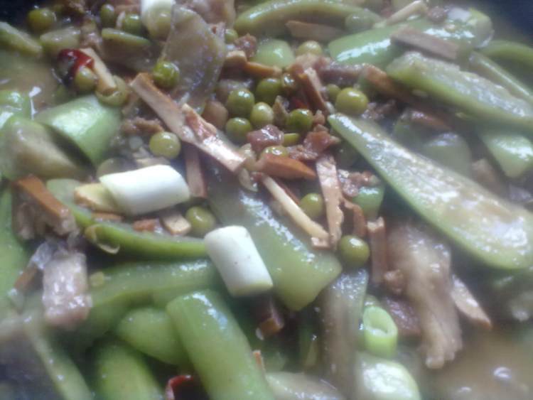 豌豆豆干炒丝瓜步骤8