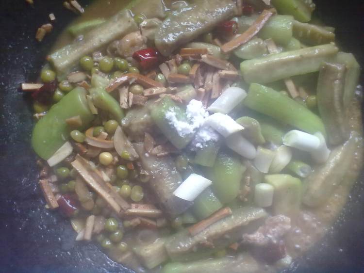 豌豆豆干炒丝瓜步骤7