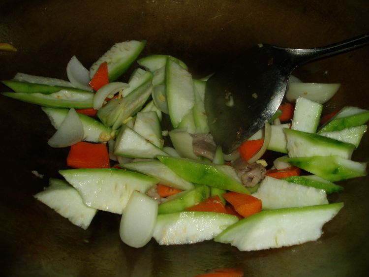 丝瓜炒肉片步骤7