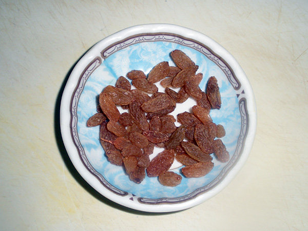 葡萄干冰糖梨水步骤2