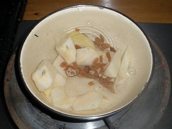 葡萄干冰糖梨水步骤6