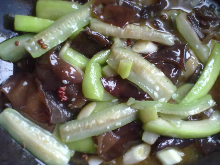 木耳炒丝瓜步骤6