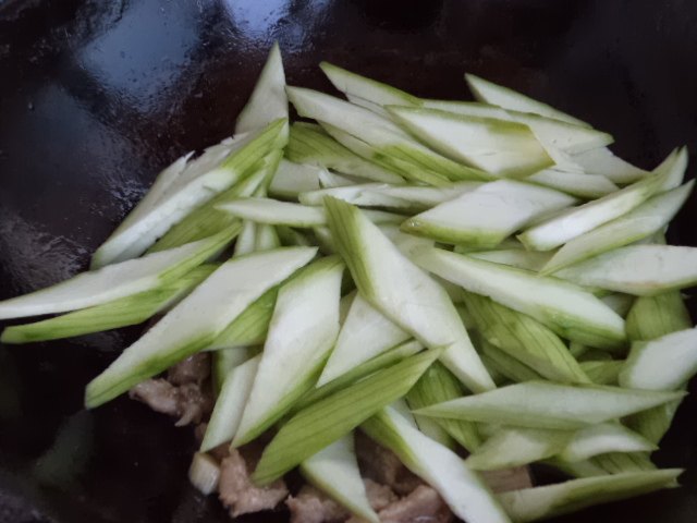 里脊肉炒丝瓜步骤5