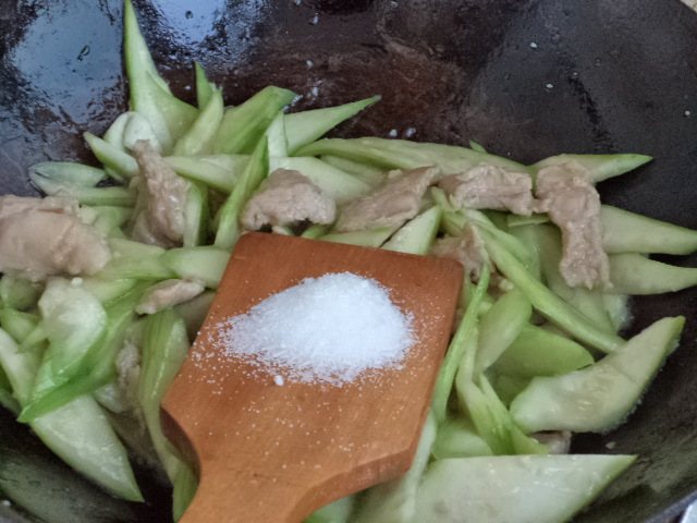 里脊肉炒丝瓜步骤6