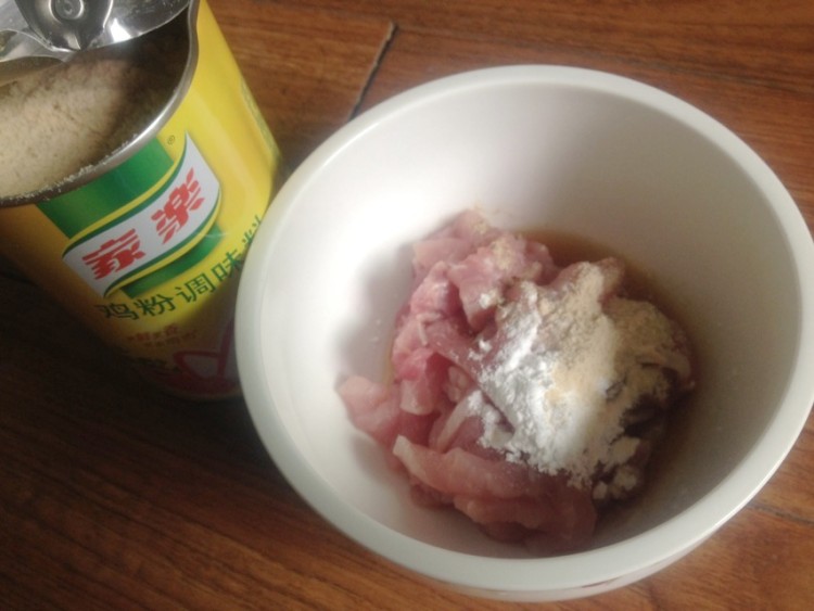 香菜肉丝步骤1