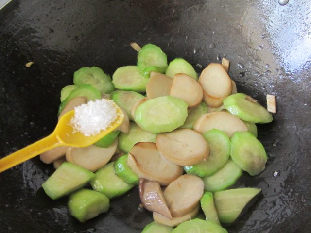杏鲍菇炒丝瓜步骤6
