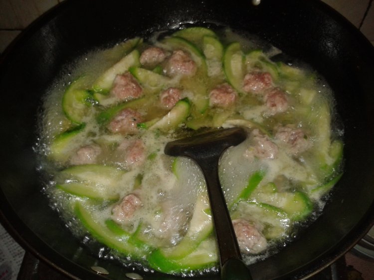 丝瓜肉丸汤步骤8