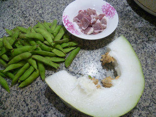 毛豆咸肉冬瓜汤步骤1