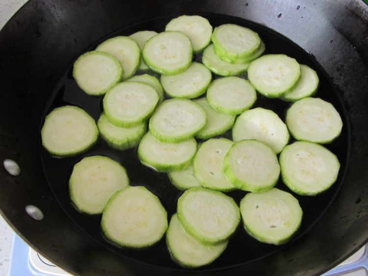丝瓜豆腐油球汤步骤5