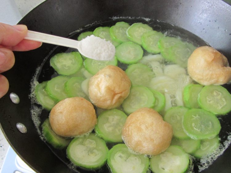 丝瓜豆腐油球汤步骤10
