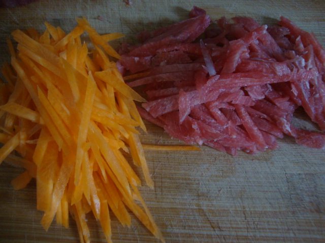 肉丝炒红白萝卜丝步骤2