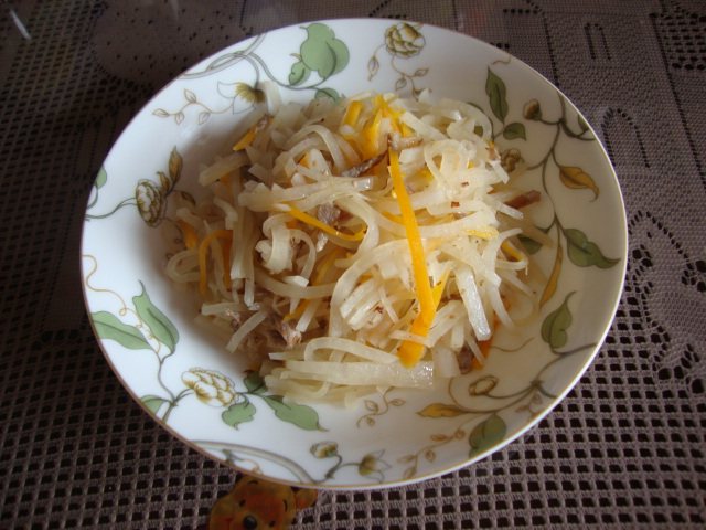 肉丝炒红白萝卜丝步骤5